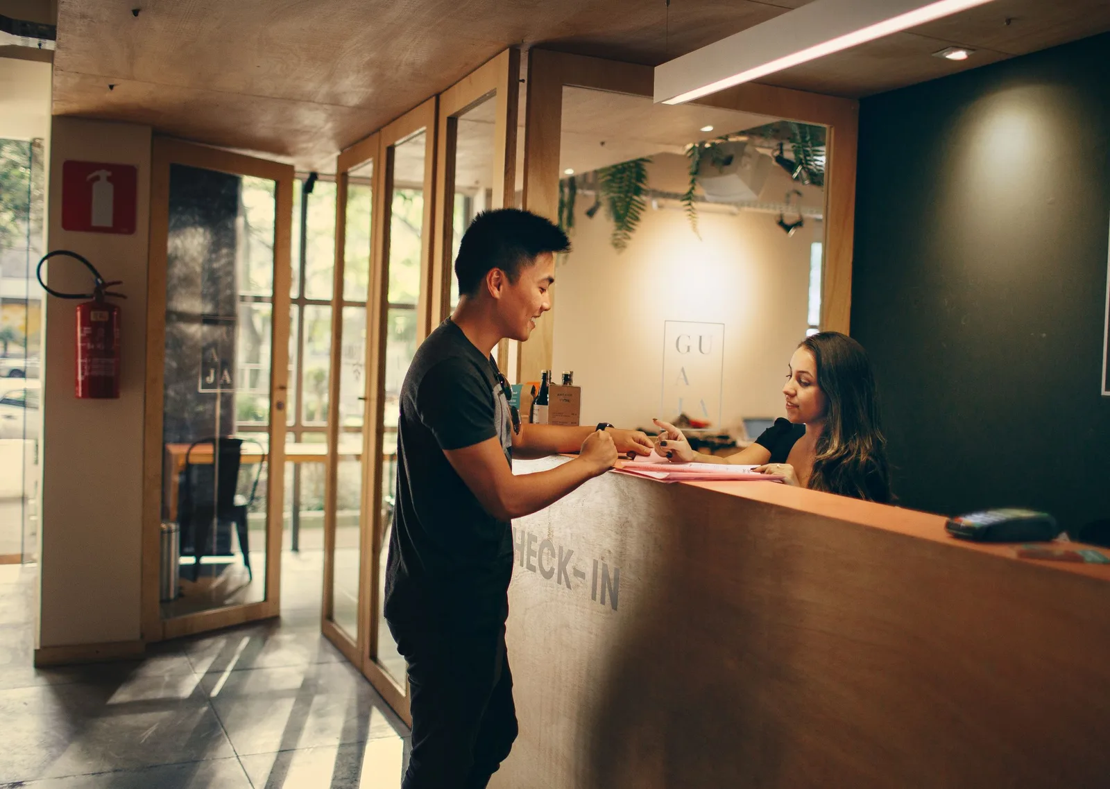 Ein Gast checkt an einer modernen Hotelrezeption ein